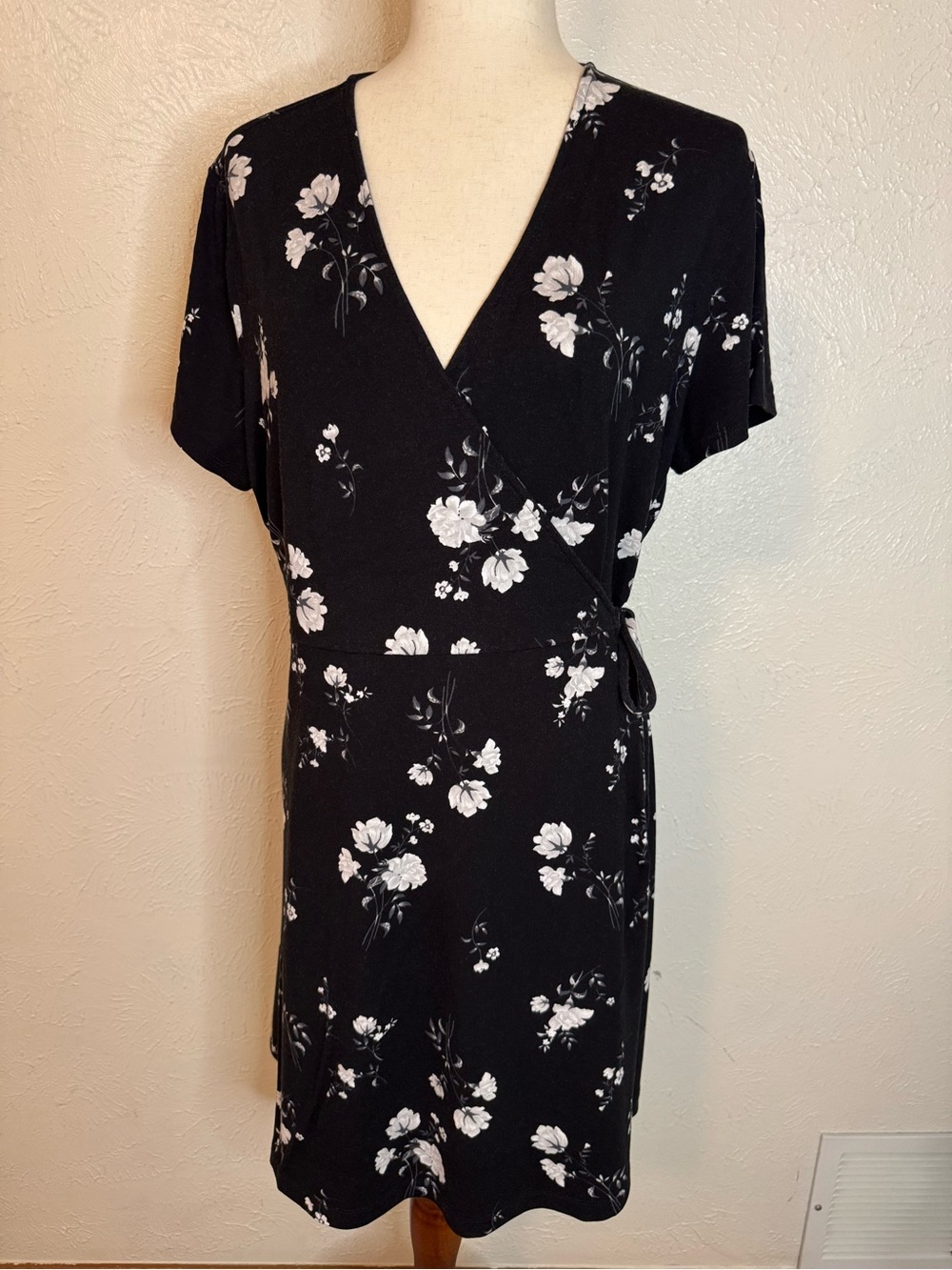 Old Navy Black & White Floral Wrap Dress - XLP